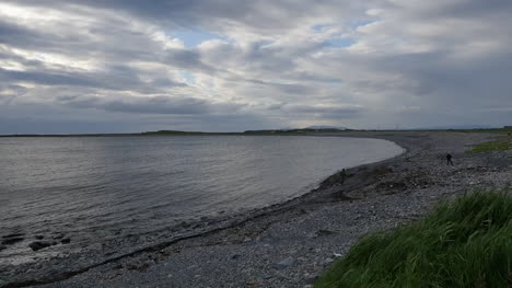 Irland-Grafschaft-Sligo-Kiesstrand-Am-Abend