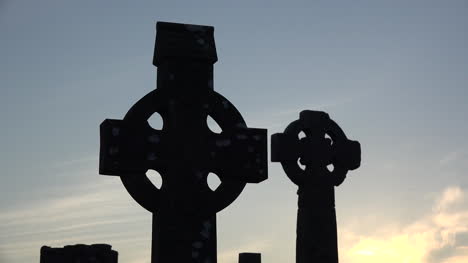 Irland-County-Sligo-Silhouettierte-Spitzen-Von-Keltischen-Kreuzen
