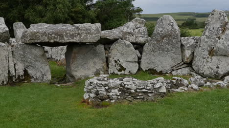 Irland-Creevykeel-Gerichtsgrab-Mit-Großen-Steinen