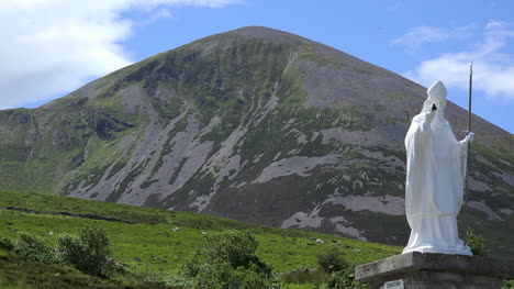 Irland-Croagh-Patrick-Statue-Und-Heiliger-Berg