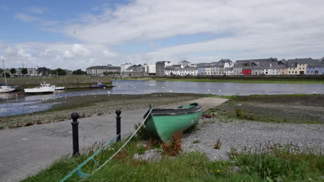 Irlanda-Galway-Bay-Un-Barco-Verde-Descansa-En-La-Orilla