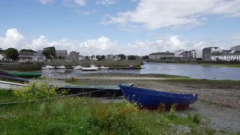 Irlanda-Galway-Bay-Boat-Por-La-Orilla-De-La-Bahía