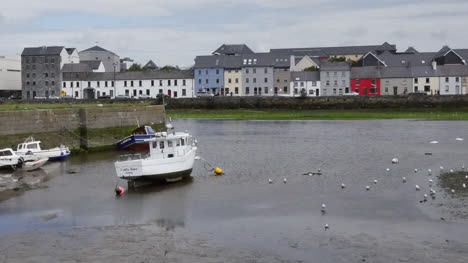 Irland-Galway-Bucht-Boote-Bei-Ebbe-Mit-Stadt-Am-Gegenüberliegenden-Ufer-Pan