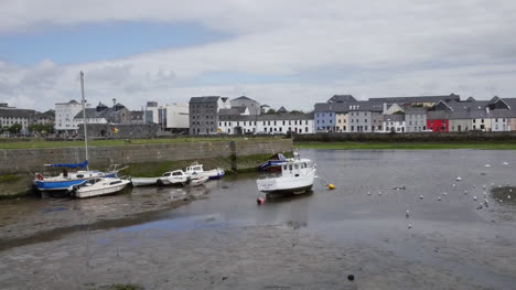 Irland-Galway-Bay-Boote-Bei-Ebbe-Mit-Stadt-Am-Gegenüberliegenden-Ufer