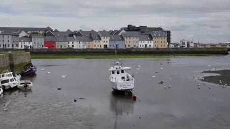 Irland-Galway-Bucht-Boote-Bei-Ebbe-Mit-Häusern-Am-Gegenüberliegenden-Ufer-Pan