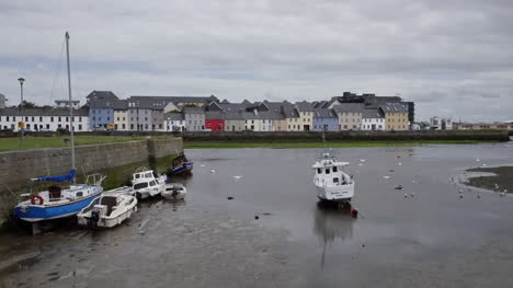 Irland-Galway-Bay-Boote-Bei-Ebbe-Mit-Häusern-Am-Gegenüberliegenden-Ufer