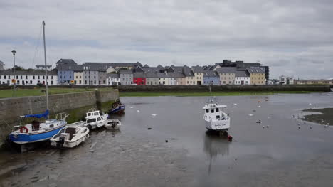 Irlanda-Galway-Bay-Barcos-Durante-La-Marea-Baja-Con-Casas-En-La-Orilla-Opuesta