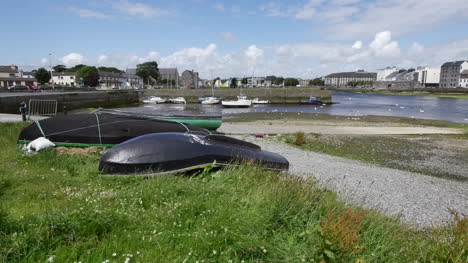 Irland-Galway-Bay-Boote-Liegen-Kopfüber-Im-Gras-Am-Ufer