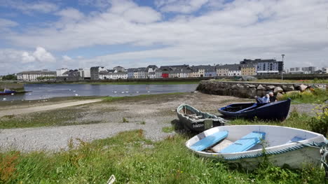 Irland-Galway-Bay-Männer-Arbeiten-Auf-Einem-Boot-Am-Ufer