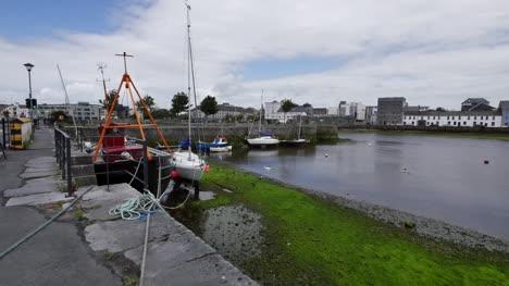 Irland-Galway-Bay-Mit-Boot-Festgemacht