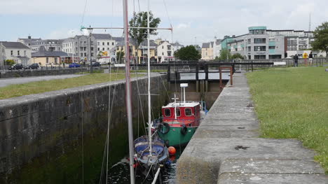Irland-Galway-Stadtboote-In-Einer-Schleuse-Warten-Darauf,-Dass-Das-Wasser-Steigt