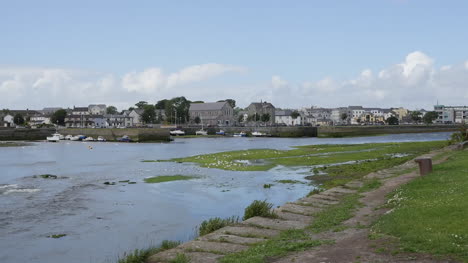 Irland-Galway-Stadthäuser-An-Einem-Ufer-Gegenüber-Dem-Gezeitenstrom