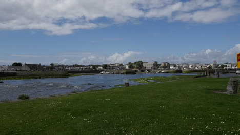 Irland-Galway-Stadtsonne-Kommt-Auf-Blick-über-Die-Bucht