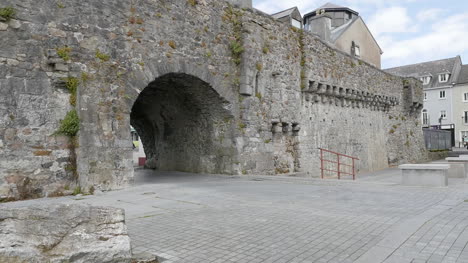 Ireland-Galway-City-The-Spanish-Arch-Is-A-Tourist-Attraction