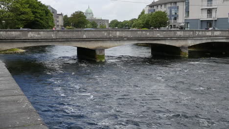 Irlanda-Corriente-De-Marea-De-La-Ciudad-De-Galway-Que-Fluye-Bajo-El-Puente