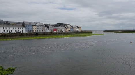 Irland-Galway-Stadt-Flut-Fließt-Aus-Der-Bucht-Flowing