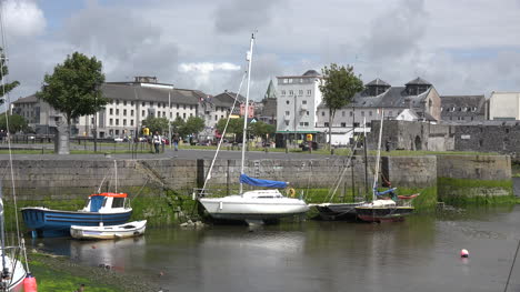 Irlanda-Galway-City-Barcos-Amarrados-Por-Muelle-De-Piedra