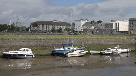 Los-Barcos-De-La-Ciudad-De-Irlanda-Galway-Se-Sientan-En-El-Barro-Durante-La-Marea-Baja