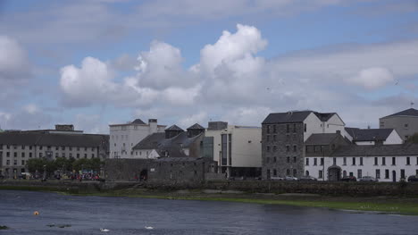 Irland-Galway-Stadtgebäude-Entlang-Der-Bucht