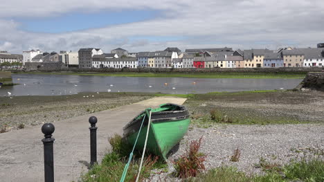 Irlanda-Galway-City-Green-Boat-Durante-La-Marea-Baja