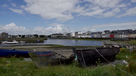 Irland-Galway-Stadt-Alte-Boote-Sitzen-Am-Ufer
