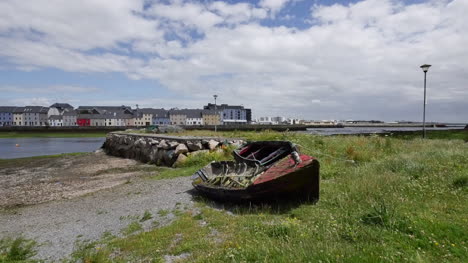 Irland-Galway-City-Ruiniertes-Boot-Am-Ufer