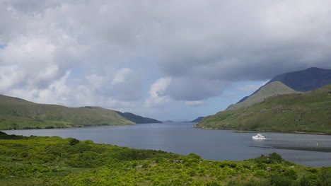 Irland-Killary-Fjord-Boot-Segelt-In-Richtung-Meer-Toward