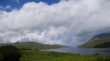Irland-Killary-Fjord-Unter-Massiven-Weißen-Wolken