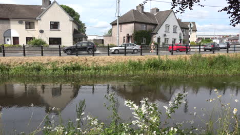 Irlanda-Tullamore-Flores-Y-Casas-A-Lo-Largo-De-Un-Canal