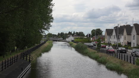 Irlanda-Tullamore-Casas-A-Lo-Largo-De-Un-Canal