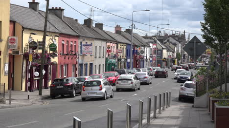 Irland-Tullamore-Straßenszene-Mit-Autos
