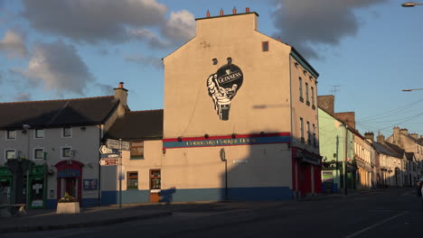 El-Sol-De-La-Tarde-Brilla-En-Un-Edificio-En-La-Ciudad-De-Banagher