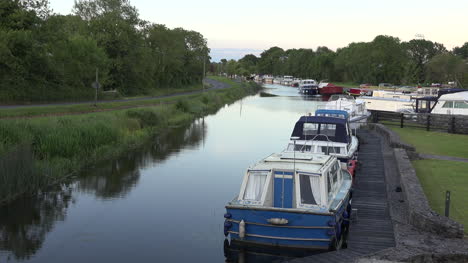Irland-Boote-Auf-Einem-Kanal-In-Der-Grafschaft-Offaly