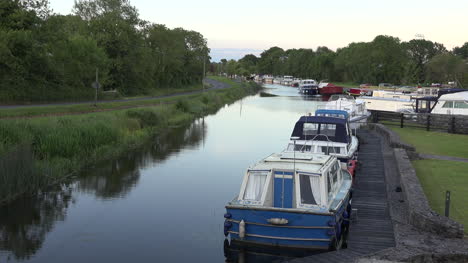 Barcos-De-Irlanda-En-Un-Canal-En-El-Condado-De-Offaly