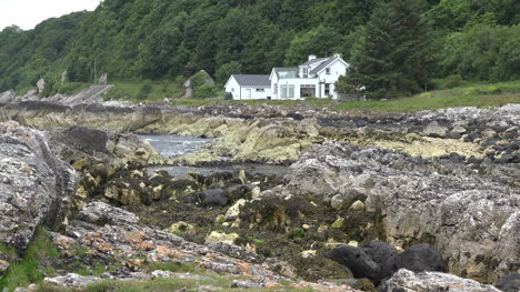 Nordirland-Antrim-Haus-Von-Felsen-Und-Meer