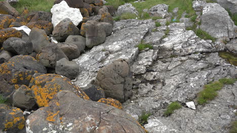 Nordirland-Antrim-Felsen-An-Der-Küste
