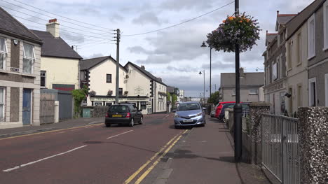 Irlanda-Del-Norte-Antrim-Town-Street-Con-Coches