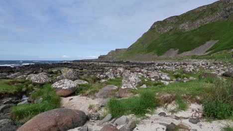 Vista-Costera-De-La-Calzada-De-Los-Gigantes-De-Irlanda-Del-Norte-Con-Rocas-Y-Hierba