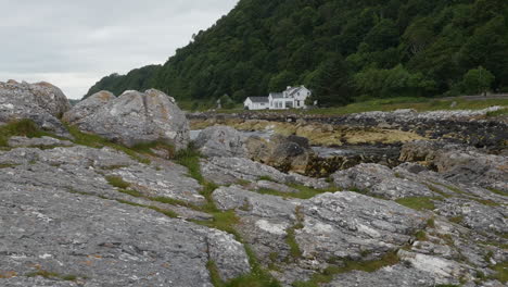 Rocas-De-Irlanda-Del-Norte-Y-Una-Casa-En-El-Condado-Costero-De-Antrim