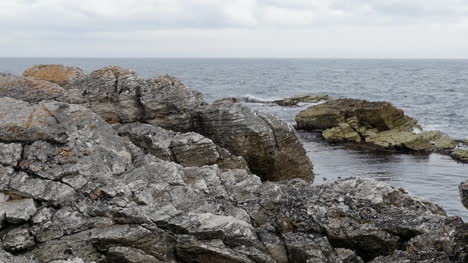 Nordirlands-Felsen-Erstrecken-Sich-Entlang-Der-Küste-Von-Antrim-Ins-Meer