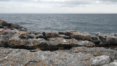 Las-Rocas-De-Irlanda-Del-Norte-Se-Encuentran-Con-El-Mar