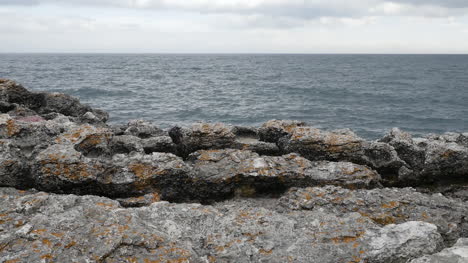 Nordirland-Felsen-Treffen-Auf-Das-Meer