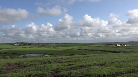 Irlanda-Del-Norte-Vista-Sobre-Campos-Con-Nubes