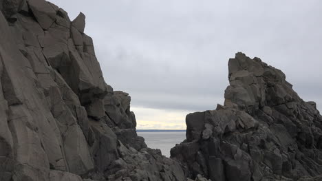 Canadá-Nueva-Escocia-Mirando-La-Bahía-De-Fundy-Entre-Rocas