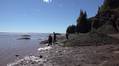 Kanada-Touristen-Mit-Hintergrundbeleuchtung-Bei-Hopewell-Rocks