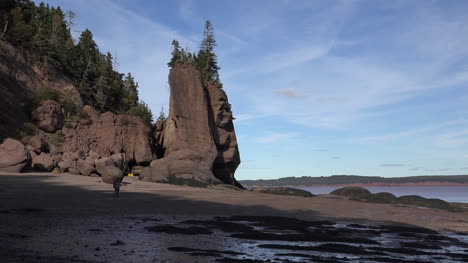 Vista-Dramática-De-Canadá-Con-Personas-En-Hopewell-Rocks