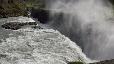 Island-Gulfoss-Wasserfall-über-Rand-Mit-Nebel-Zoom