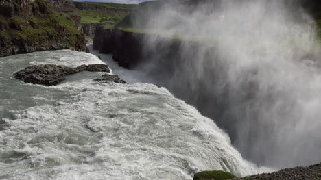 Island-Gulfoss-Wasserfall-über-Rand-Mit-Nebel