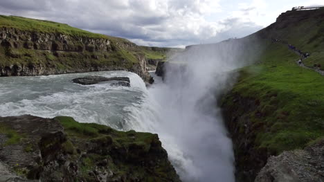 Island-Gulfoss-Wasserfall-Mit-Schlucht-Und-Aufsteigendem-Nebel
