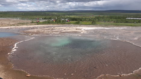 Island-Haukadalur-Geysirbecken-Pool-Mit-Fernlandschaft